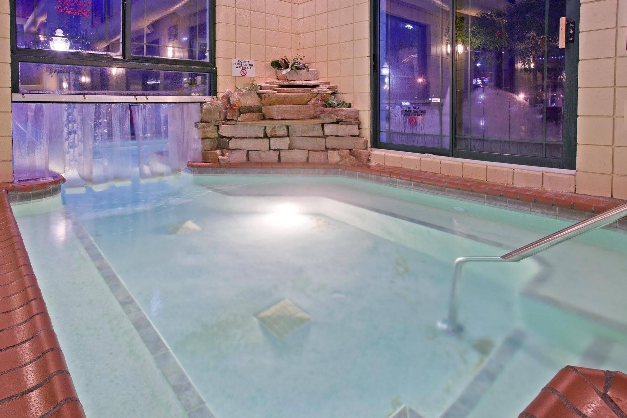 Holiday Inn Express Holland By Ihg Kültér fotó